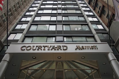 Entrada de hotel Courtyard Marriott en Manhattan (Nueva York)