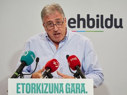 El candidato de EH Bildu a la alcaldía de Pamplona, Joseba Asiron, tras el anuncio de la moción de censura, el miércoles.