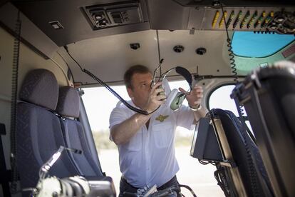 El operador de cámara comprueba los auriculares y micrófonos de comunicación antes del inicio del vuelo.