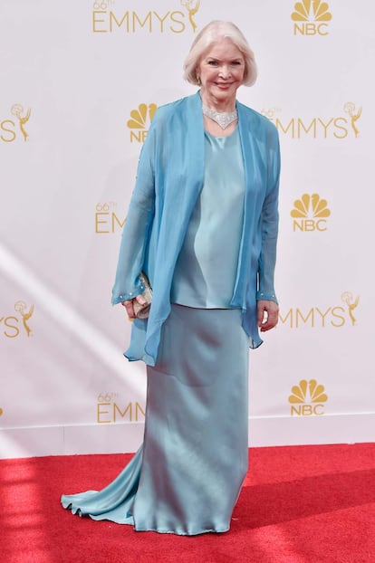 Ellen Burstyn con conjunto azul celeste.