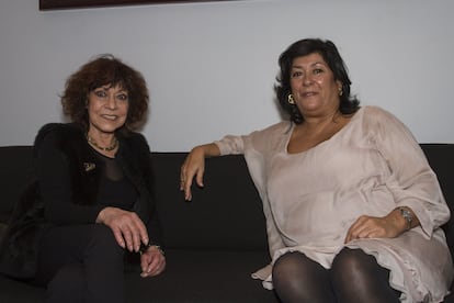 Acompañada de la escritora española Almudena Grandes, en octubre de 2014.
