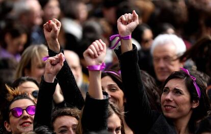 Participantes en la concentración convocada por movimientos feministas en San Sebastián con motivo del Día Internacional de la Mujer.