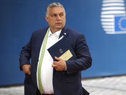 El primer ministro húngaro, Viktor Orbán, abandona el Consejo Europeo en Bruselas, este viernes.