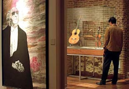 Un visitante contempla una de las guitarras del maestro Joaquín Rodrigo expuestas en el Cuartel del Conde Duque.