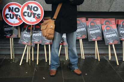 Varias pancartas contra los recortes, listas para ser distribuidas en una calle de Glasgow, Escocia.