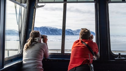 Dos viajeros a bordo del MS Spitsbergen.