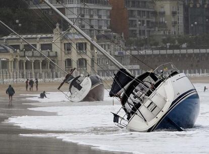 Las embarcaciones han aparecido encalladas esta mañana en la playa de la Concha de la capital donostiarra, arrastradas por el fuerte temporal que azota en las últimas horas la costa cantábrica.