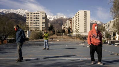 Vecinos de un complejo de viviendas públicas cerca del barrio de Lo Barnechea de Santiago, Chile, en junio de 2020.