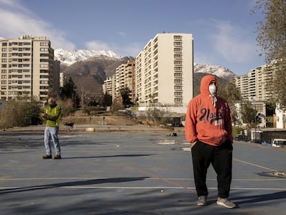 Vecinos de un complejo de viviendas públicas cerca del barrio de Lo Barnechea de Santiago, Chile, en junio de 2020.