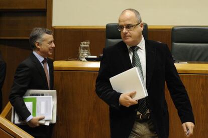 Joseba Egibar e Iñigo Urkullu al fondo en el Parlamento vasco