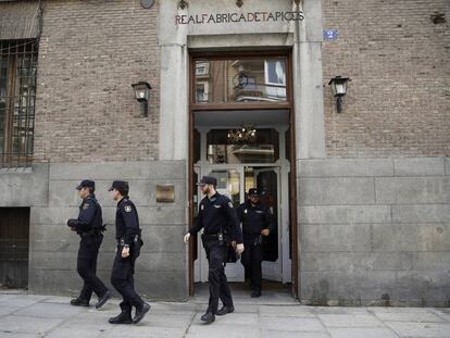 Agentes de policía Nacional abandonan la Real Fábrica de Tapices después de hacerle entrega hoy a su exdirector Livinio Stuyck una orden de desalojo.