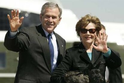 George W. Bush y su esposa, Laura, en el aeropuerto de Waco (Tejas).