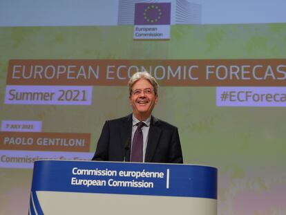 El comisario europeo de Economía, Paolo Gentiloni, sonríe durante la presentación de las previsiones de este miércoles, en Bruselas.