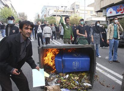 Un grupo de manifestantes contra el régimen iraní se enfrenta a la policía en Teherán.