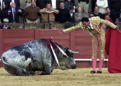 Pepín Liria, tras matar al quinto toro de la tarde.