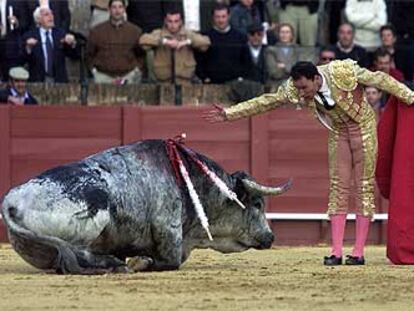 Pepín Liria, tras matar al quinto toro de la tarde.