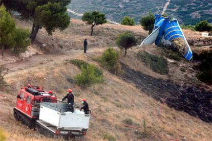 Equipos de rescate recuperan los cadáveres de los pasajeros que viajaban en el avión siniestrado ayer en Grecia.
