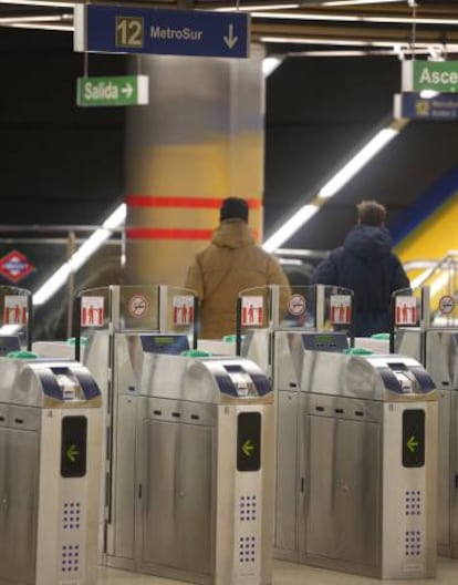 Interior de una estación de Metrosur, este lunes.