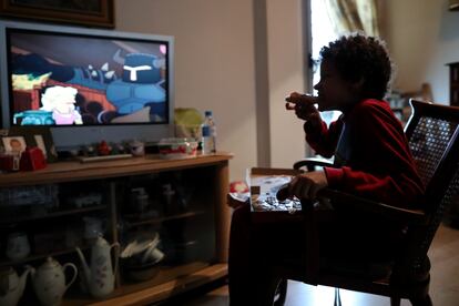 Un niño ve la tele en su casa durante el confinamiento