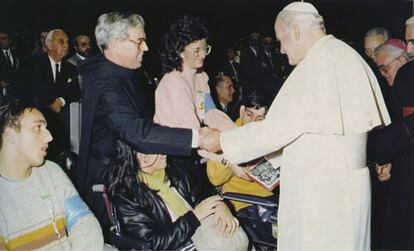 Pelegrinaje a Roma con motivo del Mil·lenari de Catalunya, en el año 1988. El G. Andreu recibe el saludo del Santo Padre en presencia de los enfermos de l'Hospitalitat Mare de Déu de Lourdes de Barcelona. 