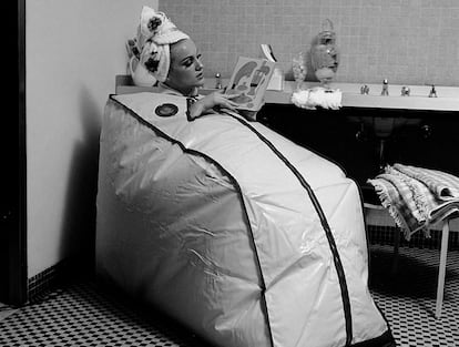 Esto también es echarle ‘sisu’ a la vida. ¿No tienes sauna en casa? Haz como ella, compra una portátil. La foto es de la revista ‘Life’ en 1962.