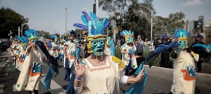 Un grupo de actores caracterizados con la cultura maya. 