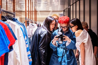 Inauguración de la nueva tienda insignia de Zara en Nankín, hoy mandan los fotógrafos y las celebrities.