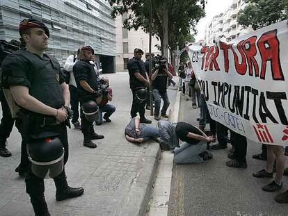 Un grupo de jóvenes protestan frente a una comisaría de los Mossos el pasado día 25.