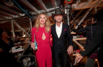 La cantante Faith Hill se prepara, junto a su marido Tim McGraw, para salir al escenario.