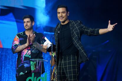 Carlos Rivera celebra el premio Cadena Dial Latino, entregado por Melendi (al fondo). 