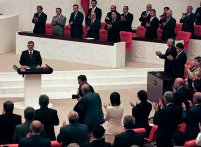 El nuevo presidente de Turquía, Abdulá Gül, es aplaudido tras tomar ayer posesión del cargo en el Parlamento de Ankara.