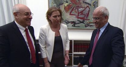 En una captura de vídeo, el negociador israelí, Molcho; la ministra israelí, Livni; el negociador palestino, Erekat en Jerusalén el 14 de agosto.