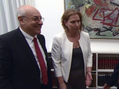 En una captura de vídeo, el negociador israelí, Molcho; la ministra israelí, Livni; el negociador palestino, Erekat en Jerusalén el 14 de agosto.