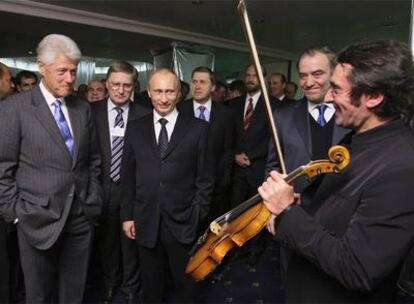 Bill Clinton y Vladímir Putin, ayer en una recepción en el Foro de Davos.