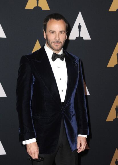 <strong>Quem é.</strong> Designer, diretor de cinema e visionário do estilo em geral. O norte-americano Tom Ford, de 55 anos, é tudo isso e mais.
<strong>Por que gostamos de seu estilo.</strong> O único aspecto que se pode reprovar em Tom Ford (mas por pura inveja) é o fato de não envelhecer. O designer texano, que apresentou, neste ano, seu segundo longa-metragem, ‘Animais Noturnos’, deixou claro em cada estreia de seu filme que sua forma de vestir, se é que mudou alguma coisa desde que se tornou famoso, lá por 1995, foi para melhor. Veja-o aqui, de smoking, com calça preta e blazer de veludo. Parece difícil de imitar, mas acreditem, é.