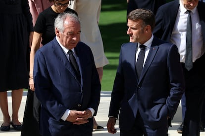 Emmanuel Macron y Francois Bayrou, en los jardines del Elíseo el día 2 de julio.
