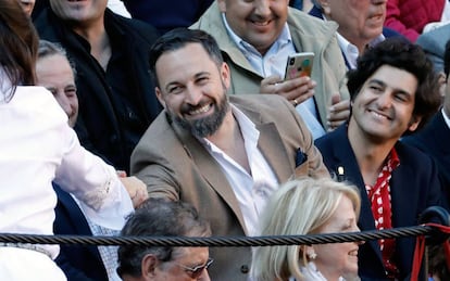 El líder de Vox, Santiago Abascal, junto al torero Morante de la Puebla este sábado en la sexta corrida de la Feria de las Fallas de Valencia.