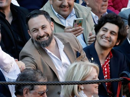 El líder de Vox, Santiago Abascal, junto al torero Morante de la Puebla este sábado en la sexta corrida de la Feria de las Fallas de Valencia.