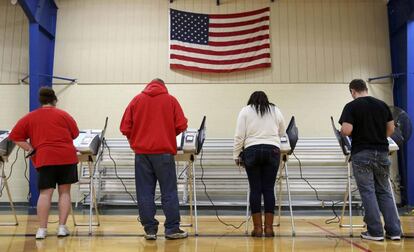 Ciudadanos votan en Elyria, Ohio (EE UU).
