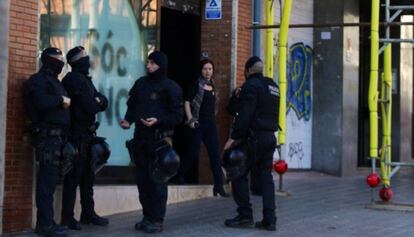 Agents dels Mossos, a la porta de la seu de l'ANC.