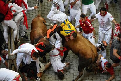 Los toros gaditanos de Cebada Gago han protagonizado este lunes el quinto encierro de San Fermín por las calles de Pamplona en una carrera larga y peligrosa, de tres minutos y 12 segundos, este lunes. Tres corredores ha sido corneados de diversa consideración y otros tres han sufrido contusiones. 