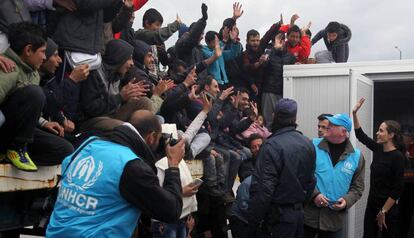 Angelina Jolie (a la derecha), durante su visita a un campo temporal de refugiados en Grecia el pasado marzo.