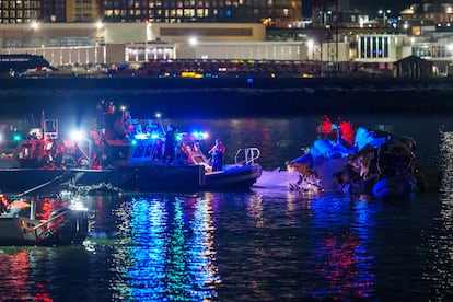 Los equipos de emergencia, junto a los restos del avin siniestrado en el ro Potomac.