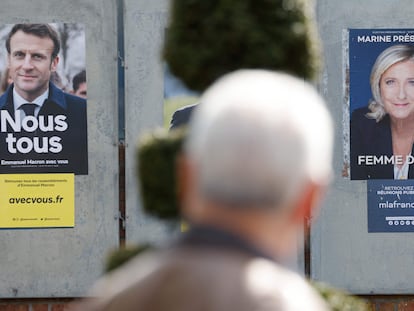 Un hombre, ante los carteles de Macron y Le Pen, en Denain (Francia).