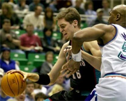 Pau Gasol intenta esquivar a Karl Malone, de los Jazz, durante el primer cuarto