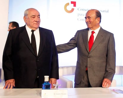 Isidoro Álvarez (i), presidente de El Corte Inglés, y Emilio Botín, del Banco Santander, en el Consejo Empresarial para la Competencia, celebrado en Madrid, en octubre de 2013.