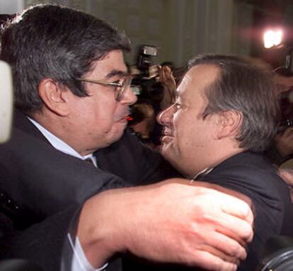 Eduardo Ferro Rodrigues abraza a António Guterres durante la presentación de su candidatura al liderazgo socialista.