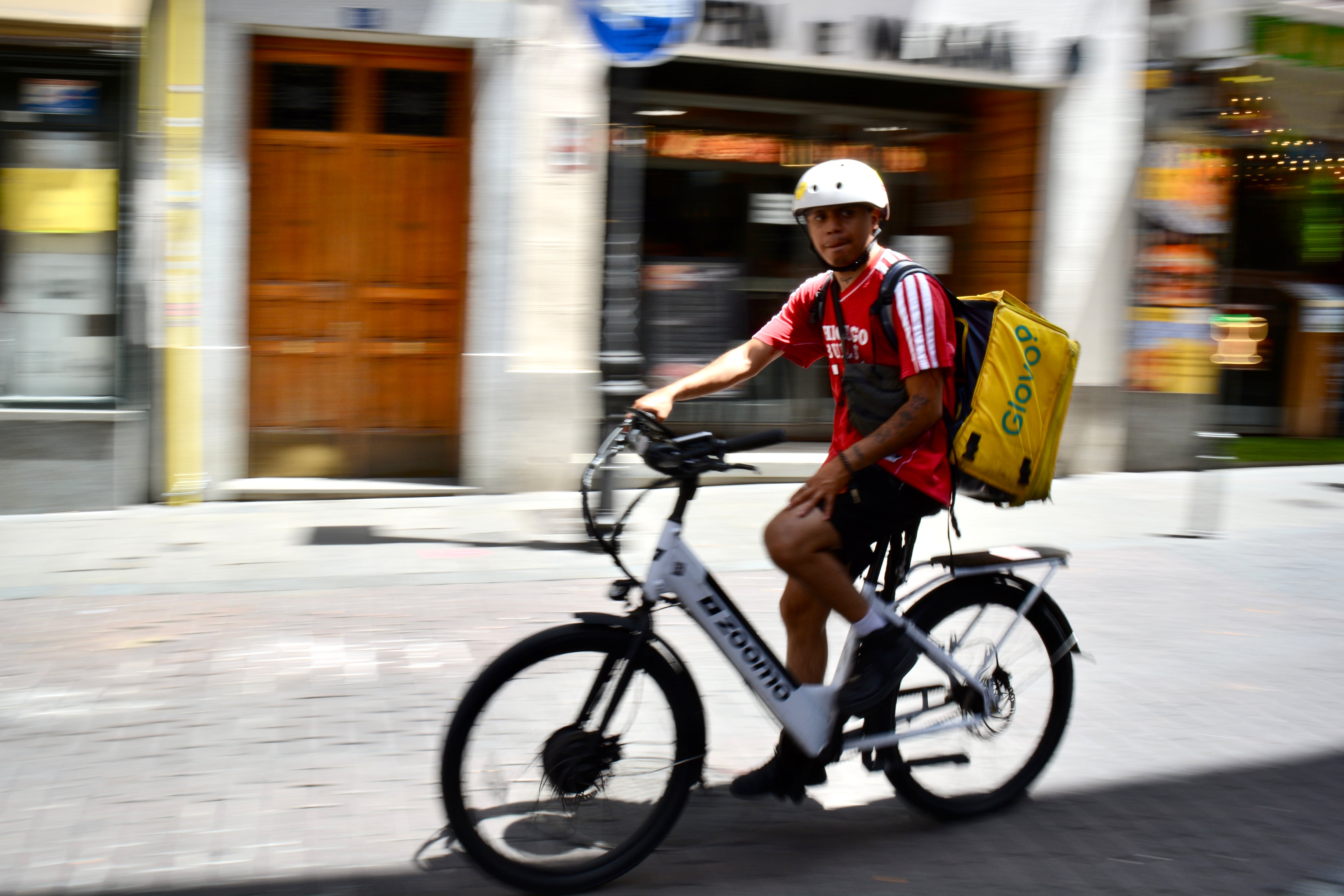 El mercado negro de Glovo sigue vigente en Madrid: por 400 euros al mes trabajas con los papeles de un trabajador legal