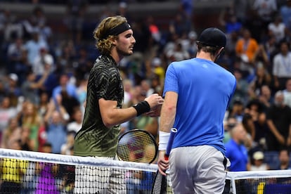 Tsitsipas y Murray, al finalizar el partido entre ambos en la central de Nueva York.