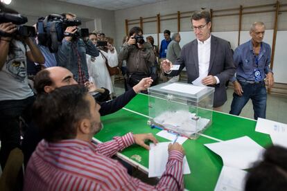 Alberto Nuñez Feijóo, candidato a la Xunta por el PP, se dispone a ejercer su derecho al voto.